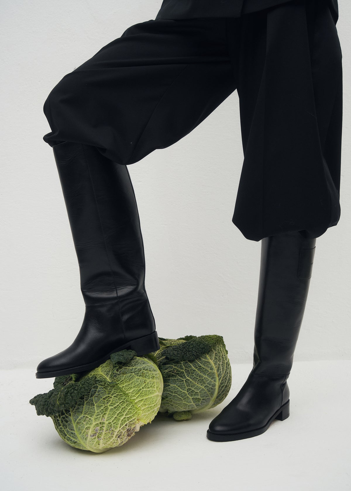 TARDA BLACK KNEE-HIGH BOOTS